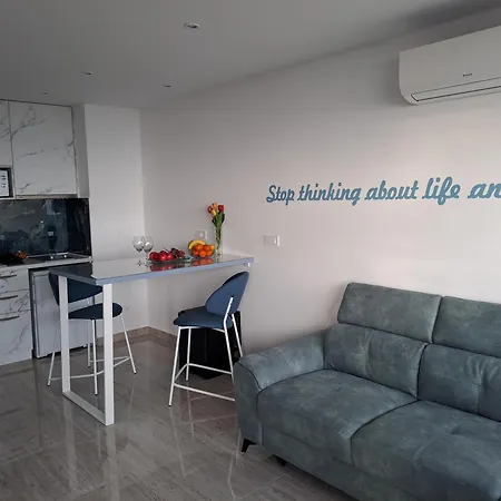 Апартаменти Sea View 4 In *